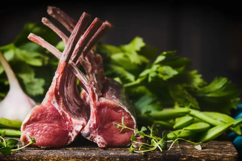 Lamsracks met knoflook en kruiden