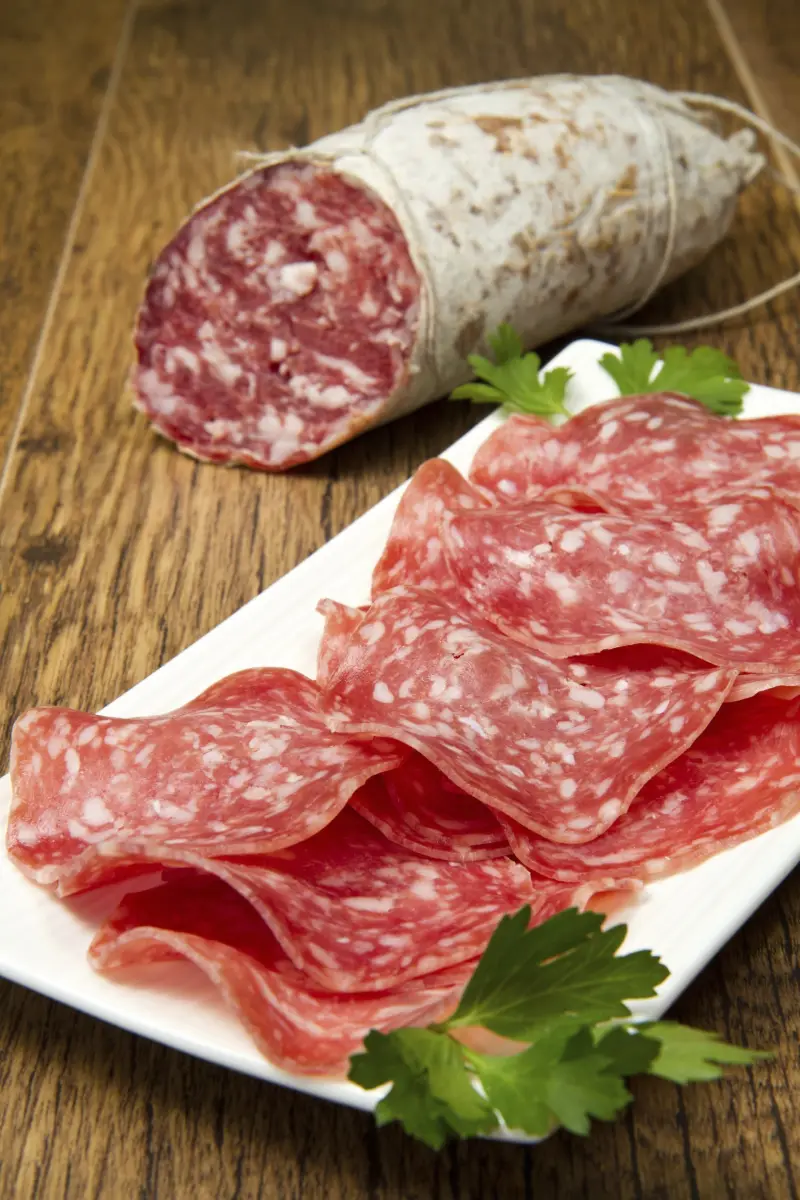 Salami, deels aangesneden