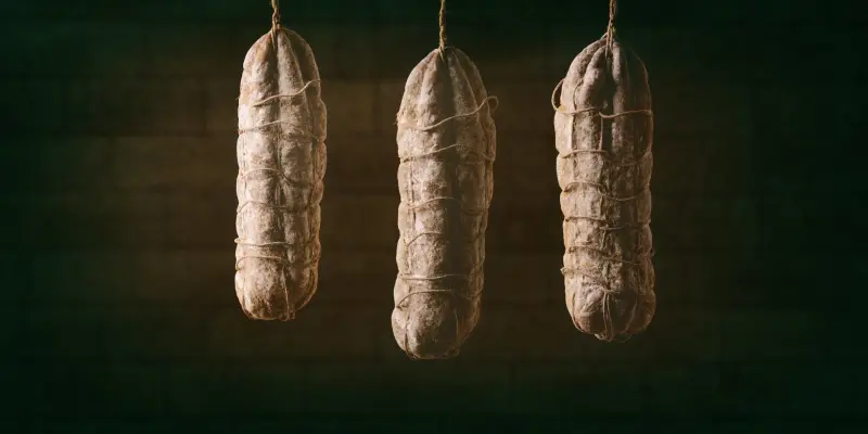 Drie salami’s aan een touw